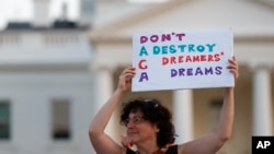 4일 미국 워싱턴 백악관 앞에서 불법체류 청년들의 추방 유예제도, 'DACA(Deferred Action for Childhood Arrivals)' 폐지에 반대하는 시위가 열렸다.