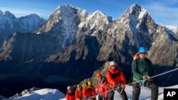 Tim pendaki gunung dari Bahrain diberi izin khusus untuk mendaki Gunung Lobuche di Nepal, 3 Oktober 2020. (Seven Summit Treks via AP)
