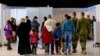 یک خانواده پناهجوی سوری که در فرودگاه امان، پایتخت اردن، در حال آماده شدن برای پرواز به مقصد کانادا هستند - دی ماه ۱۳۹۴ 