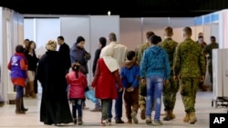 یک خانواده پناهجوی سوری که در فرودگاه امان، پایتخت اردن، در حال آماده شدن برای پرواز به مقصد کانادا هستند - دی ماه ۱۳۹۴ 