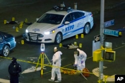 调查人员在纽约的布鲁克林区警察被杀现场（2014年12月20日）