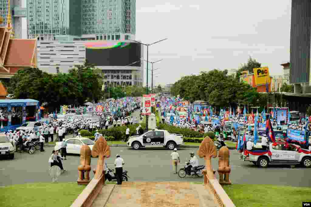 ក្បួនដង្ហែរបស់គណបក្សប្រជាជនកម្ពុជានៅក្នុងរាជធានីភ្នំពេញ នៅតាមបណ្ដោយផ្លូវរដ្ឋសភា នៅព្រឹកថ្ងៃសៅរ៍ ទី០៧ ខែកក្កដា ឆ្នាំ ២០១៨។ (ទី អូលីស្សា/ VOA)