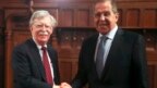 Cố vấn An ninh Quốc gia Mỹ John Bolton, trái, và Bộ trưởng Ngoại giao Nga Sergey Lavrov trước cuộc họp tại Moscow, ngày 22/10/2018. 