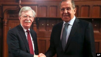 Cố vấn An ninh Quốc gia Mỹ John Bolton, trái, và Bộ trưởng Ngoại giao Nga Sergey Lavrov trước cuộc họp tại Moscow, ngày 22/10/2018.
