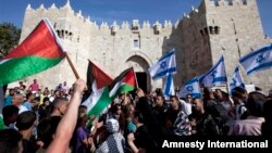 지난 5월 예루살렘 구시가지에서 '예루살렘의 날'을 축하하고 있는 팔레스타인과 이스라엘 주민들.