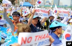 Residents in a rural South Korean town shout slogans in protest of a plan to deploy an advanced U.S. missile defense system called Terminal High-Altitude Area Defense, or THAAD, in their neighborhood, in Seoul, South Korea, July 21, 2016.