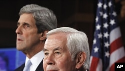 Senate Foreign Relations Committee Chairman Sen. John Kerry, (l) and the committee's ranking Republican, Sen. Richard Lugar, take part in a news conference, on Capitol Hill in Washington, December 22, 2010