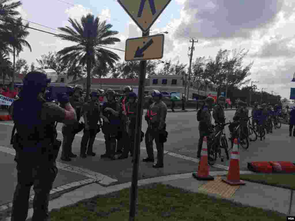  从棕榈滩南部布罗沃德镇调集过来维持秩序的防暴警察 (美国之音莉雅拍摄)