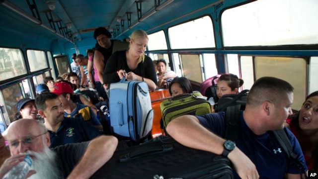 Mexicanos y turistas internacionales son trasladados a un refugio, en previsión a la llegada del huracán Patricia, en Puerto Vallarta, Mexico, 23 de octubre 23, 2015. 