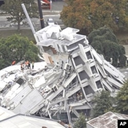 Des équipes de secours à la recherche de survivants sous les décombres de l'immeuble Pyne Gould Guinness de Christchurch