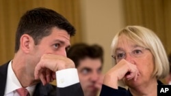 House Budget Committee Chairman Rep. Paul Ryan (l) speaks with Senate Budget Committee Chair Sen. Patty Murray, on Capitol Hill in Washington, Nov. 13, 2013.