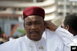 FILE - Niger's President Mahamadou Issoufou arrives for the inauguration of the new Nigerian President, Muhammadu Buhari, in Abuja , Nigeria, May 29, 2015.