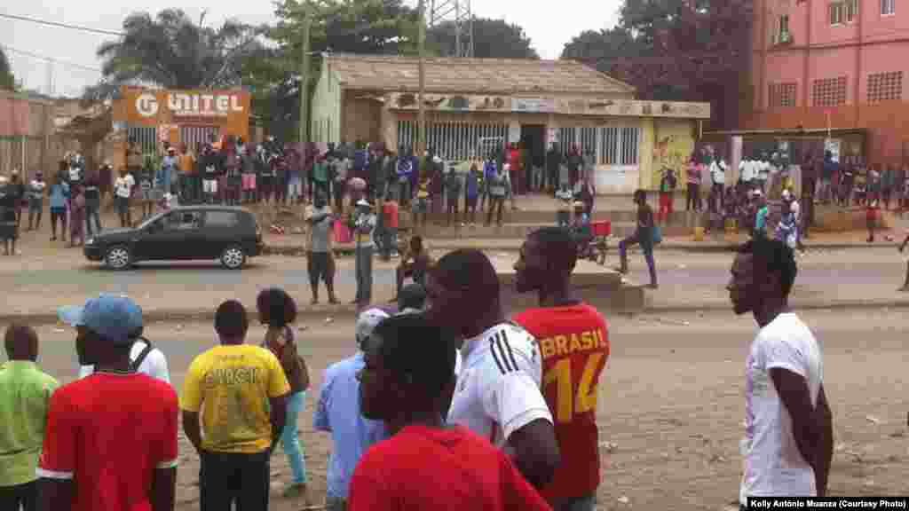 Une foule attend un hypothétique moyen de transport alors que les conducteurs de taxi sont en grève, à Luanda, 5 octobre 2015. Photo de&nbsp;​Kolly Antonio Mwanza.