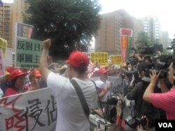 示威者面对媒体撕碎象征军国主义的日本军旗(美国之音叶兵拍摄)