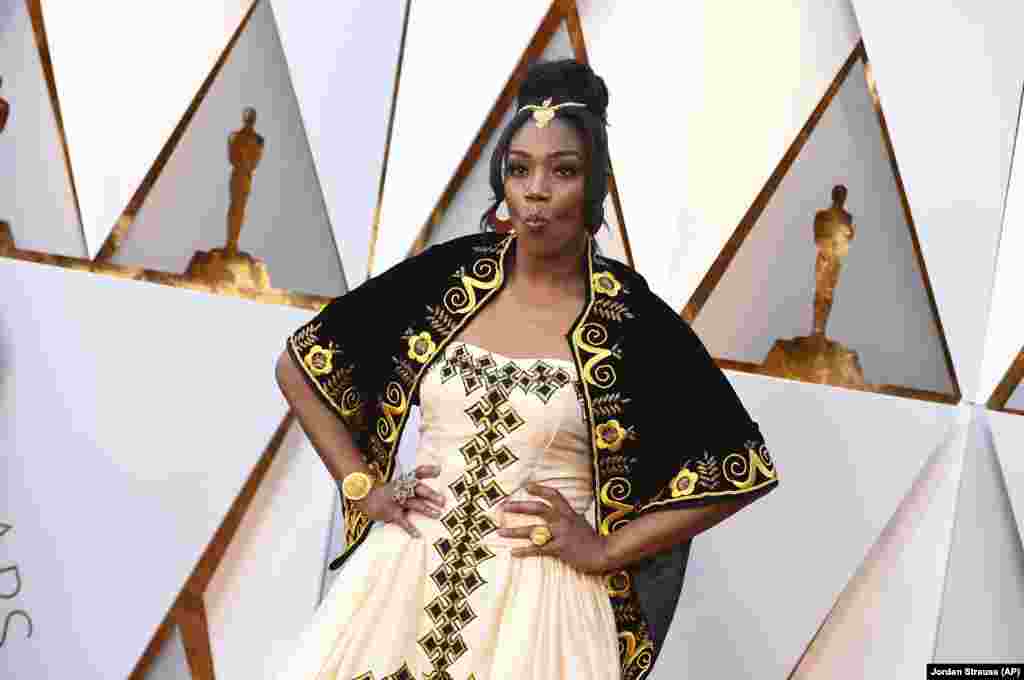 Actriz Tiffany Haddish na 90&ordf; edição dos Oscars vestida com indumentária da Eritreia, país de origem do seu pai
