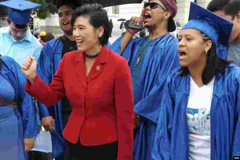 La representante Judy Chu, que defendió la reforma migratoria durante la sesión en el Comité Judicial del Congreso, se unió después a los cánticos y reivindicaciones de los &ldquo;Dreamers&rdquo; durante la rueda de prensa. 