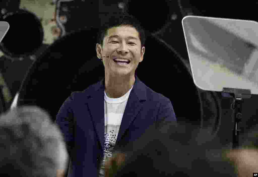 스페이스 X의 달 탐사선 첫 승객이 될 일본인 '마에자와 유사쿠'가 미국 캘리포니아 호손의 스페이스X 본사에서 소감을 밝히고 있다.