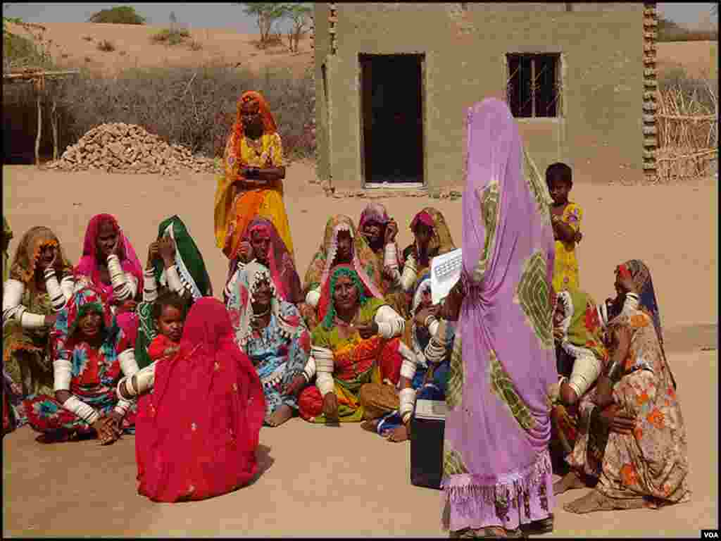 سندھ کے دیہی علاقوں میں مختلف شعبوں میں کام کرنے والی غیر سرکاری تنظیم 'ہینڈز' نے عمرکوٹ کی لیڈی ہیلتھ ورکرز کو اپنے ایک پراجیکٹ کے تحت 'ماروی' کا نام دیا ہے۔