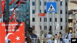 Police forensic experts work at the scene after an explosion in Istanbul's central Taksim Square, 31 Oct 2010