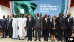 Les chefs d'État et de gouvernement posent pour une séance photo à l'issue de la cérémonie de clôture du sommet de l'Union africaine au Palais des Congrès de Niamey, le 8 juillet 2019. (Photo ISSOUF SANOGO / AFP)