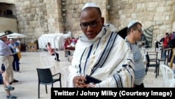 Le séparatiste Nnamdi Kanu devant le mur des Lamentations à Jérusalem (photo publiée le 20 octobre 2018. Twitter/Johny Milky)