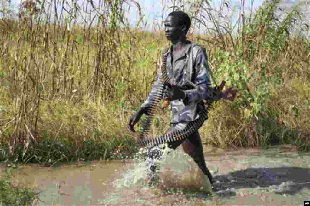 Un rebelle patrouille à travers l&rsquo;ead d&rsquo;inondation près du village de Bentiu, au Soudan du Sud le lundi 20 septembre 2014. Seyoum Mesfin, conduisant la mediation au Sud Soudan a declare samedi que les combats ont repris entre l&rsquo;armée gouvernementale et les rebelles. 