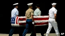 지난 2007년 미국 하와이 히컴 공군기지에서 북한에서 발굴된 미군 전사자 유해 송환식이 거행되고 있다.
