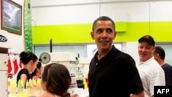 Barak Obama bazar ertəsi ilk dəfə olaraq tətildə olduğu vaxt ictimaiyyət arasına çıxıb