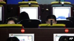 인터넷을 검색하는 중국 젊은이들