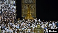 Muslims perform Umrah around the holy Kaaba at the Great Mosque during the holy fasting month of Ramadan in Mecca, Saudi Arabia, May 26, 2019. (REUTERS/Waleed Ali )