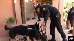 Un policier fait renifler des bagages par un chien à Marrakech, au Maroc, 6 mai 2015.