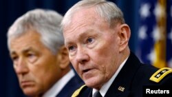 U.S. Defense Secretary Chuck Hagel (L) and Chairman of the Joint Chief of Staff General Martin Dempsey (R) speak during a briefing on the Defense Department's FY2014 budget at the Pentagon in Washington, April 10, 2013.