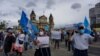 Personas protestan exigiendo la renuncia del presidente de Guatemala Alejandro Giammattei, en la Plaza de la Constitución en Ciudad de Guatemala, el 15 de agosto de 2020.