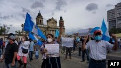 Personas protestan exigiendo la renuncia del presidente de Guatemala Alejandro Giammattei, en la Plaza de la Constitución en Ciudad de Guatemala, el 15 de agosto de 2020.