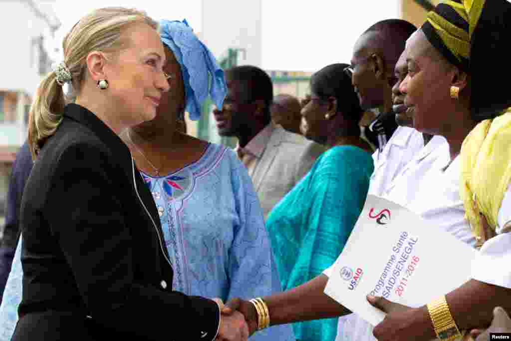 B&agrave; Clinton ch&agrave;o h&agrave;ng người trong chuyến tham quan Trung t&acirc;m Y tế Philippe Senghor ở Dakar, thủ đ&ocirc; Senegal, 1 th&aacute;ng 8, 2012.