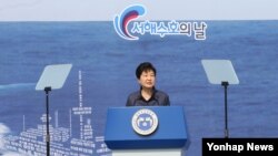 박근혜 한국 대통령이 25일 국립대전현충원에서 열린 제1회 서해수호의 날 기념식에서 기념사를 하고 있다. 