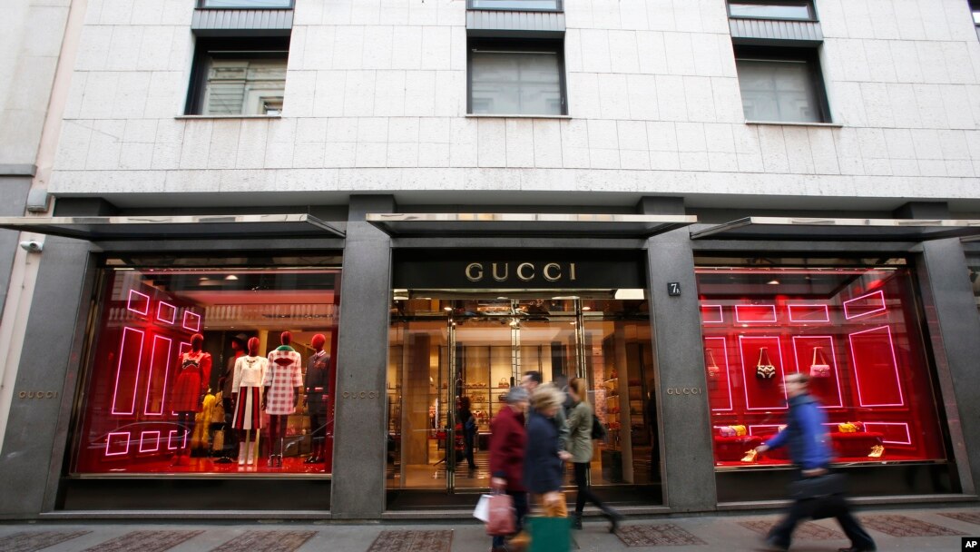 Pengunjung berjalan melewati butik Gucci di jalan Monte Napoleone di Milan, Italia, Oktober 2016. (Foto:Dok)