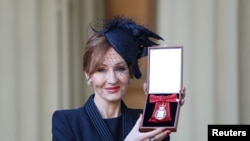 JK Rowling berpose setelah menerima medali kehormatan Companion of Honour dari Pangeran William, di Buckingham Palace, London, 12 Desember 2017. 