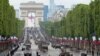Vehículos blindados desfilan por la avenida de los Campos Elíseos de París, Francia, en la celebración del Día de la Bastilla, el 14 de julio de 2021.