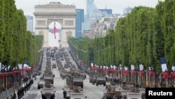 Vehículos blindados desfilan por la avenida de los Campos Elíseos de París, Francia, en la celebración del Día de la Bastilla, el 14 de julio de 2021.