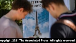 Pengunjung mendaftar tes COVID-19 di Menara Eiffel di Paris, Rabu, 21 Juli 2021. (Foto: AP)