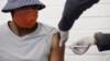 ARCHIVO: Voluntario recibe una inyección de la vacuna de prueba COVID-19, 24 de junio de 2020.