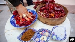 Chahida Boufaied, propietaria de Dar Chahida Lel Oula, prepara la Harissa en su casa en Nabeul, Túnez, el 7 de enero de 2025.