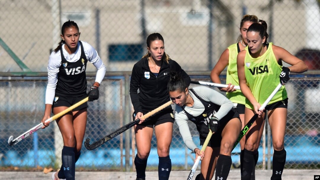 Integrantes de la selección argentina femenina de hockey sobre césped, primera fila desde la izquierda, Valentina Raposo, Valentina Marcucci, Catalina Andrade y Eugenia Trinchinetti entrenan en Buenos Aires, Argentina, el jueves 16 de mayo de 2024.