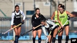 Integrantes de la selección argentina femenina de hockey sobre césped, primera fila desde la izquierda, Valentina Raposo, Valentina Marcucci, Catalina Andrade y Eugenia Trinchinetti entrenan en Buenos Aires, Argentina, el jueves 16 de mayo de 2024.