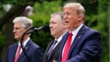 Président Trump pene na Secrétaire d'Etat Mike Pompeo (C) mpe mopesi toli na ye mpo na ONU Robert O'Brien libanda na Maison Blanche, Washington D.C., 29 mai 2020.