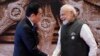 2023年9月9日，印度总理纳伦德拉·莫迪(右)在新德里举行的G20领导人峰会前与日本首相岸田文雄握手。（法新社）