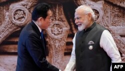 2023年9月9日，印度总理纳伦德拉·莫迪(右)在新德里举行的G20领导人峰会前与日本首相岸田文雄握手。（法新社）