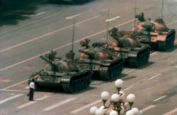 រូបឯកសារ៖ នៅក្នុង​រូបថត​ដែល​បាន​ថត​នៅ​ថ្ងៃទី ៥ ខែមិថុនា ឆ្នាំ ១៩៨៩ នេះ បង្ហាញ​ពី​ជនជាតិ​ចិន​ឈរ​តែ​ម្នាក់ឯង ដើម្បី​រារាំង​រថក្រោះ​ជា​ច្រើន​គ្រឿង​ដែល​ធ្វើដំណើរ​ឆ្ពោះ​ទៅ​ខាងកើត​តាម​បណ្តោយ​មហា​វិថី Changan នៅ​ទី​លាន​ធានអានមេន (Tiananmen) ក្នុង​ទីក្រុង​ប៉េកាំង នៃ​ប្រទេស​ចិន។