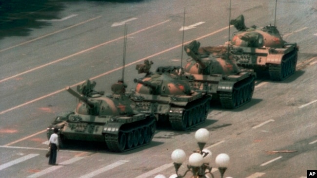 资料照片：一名中国男子在北京天安门广场以东的长安街孤身拦住坦克车队。(2020年6月5日)